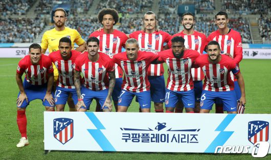 30일 서울 마포구 서울월드컵경기장에서 열린 쿠팡플레이 시리즈 2차전 아틀레티코 마드리드와 맨체스터 시티 FC의 경기에서 아틀레티코 마드리드 선수들이 기념사진을 찍고 있다. 2023.7.30/뉴스1 ⓒ News1 이동해 기자