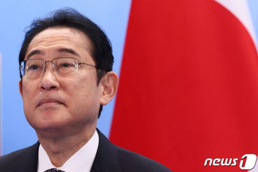 12일(현지시각) 리투아니아 빌뉴스에서 열린 나토 정상회담에서 기시다 후미오(岸田文雄) 일본 총리가 옌스 스톨텐베르그 북대서양조약기구(NATO·나토) 사무총장과의 회담을 지켜보고 있다. 2023.07.12/ ⓒ 로이터=뉴스1 ⓒ News1 윤주영 기자