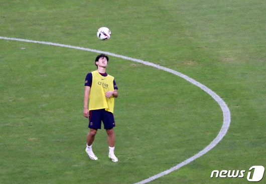파리 생제르맹(PSG) 이강인이 2일 오후 부산 연제구 부산아시아드주경기장에서 K리그1 전북 현대와 쿠팡플레이 3차전을 앞두고 열린 오픈 트레이닝에서 몸을 풀고 있다. 2023.8.2/뉴스1 ⓒ News1 윤일지 기자