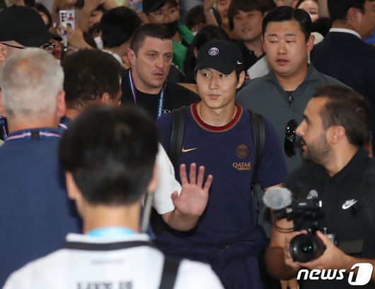 프리시즌 투어를 위해 방한한 파리 생제르맹(PSG) 이강인이 2일 오후 김해국제공항을 통해 입국하고 있다. 루이스 엔리케 감독을 비롯해 네이마르, 이강인, 마르퀴뇨스, 지안루이지 돈나룸마, 아슈라프 하키미 등 PSG 선수들은 쿠팡플레이 3차전을 통해 오는 3일 K리그1 전북 현대와 부산아시아드주경기장에서 맞붙는다. 2023.8.2/뉴스1 ⓒ News1 윤일지 기자