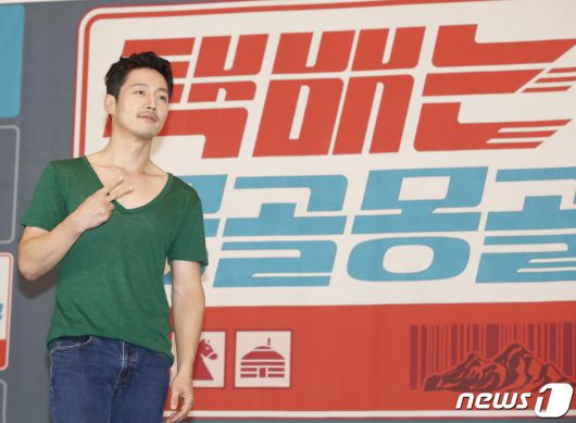 배우 장혁이 2일 서울 서초구 더리버사이드호텔에서 열린 JTBC 새 예능 '택배는 몽골몽골' 제작발표회에서 포즈를 취하고 있다. ‘택배는 몽골몽골’은 용띠 절친 김종국, 장혁, 차태현, 홍경민, 홍경인과 열다섯 살 차이 나는 막내 강훈이 택배 배송을 위해 떠난 몽골에서 고군분투하는 케미 폭발 여행기다. 2023.8.2/뉴스1 ⓒ News1 권현진 기자