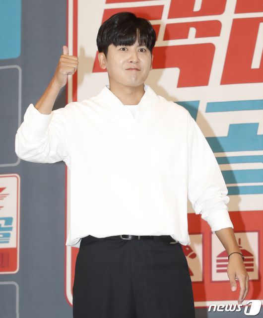 가수 홍경민이 2일 서울 서초구 더리버사이드호텔에서 열린 JTBC 새 예능 '택배는 몽골몽골' 제작발표회에서 포즈를 취하고 있다. ‘택배는 몽골몽골’은 용띠 절친 김종국, 장혁, 차태현, 홍경민, 홍경인과 열다섯 살 차이 나는 막내 강훈이 택배 배송을 위해 떠난 몽골에서 고군분투하는 케미 폭발 여행기다. 2023.8.2/뉴스1 ⓒ News1 권현진 기자