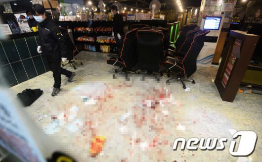 20일 오후 경기도 수원시 팔달구 수원역 인근의 한 PC방에서 흉기난동으로 4명이 다치는 사건이 발생했다. 수원서부경찰서는 살인미수 등 혐으로 이모(39)씨를 붙잡아 조사하고 있다고 밝혔다. 피해자 4명 중 1명은 현재 의식이 없는 상태로 알려졌다. 사진은 사건이 발생한 PC방에서 경찰이 현장감식을 하고 있는 모습. (경기일보 제공) 2015.11.20/뉴스1 ⓒ News1 이재명 기자