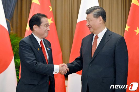 시진핑 중국 국가주석과 기시다 후미오 일본 총리가 태국 방콕에서 열린 APEC 정상회의 중 3년 만의 정상회담에 앞서 악수하고 있다. 2022.11.17 ⓒ 로이터=뉴스1 ⓒ News1 우동명 기자