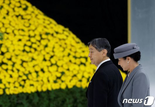 일본 나루히토 일왕과 마사코 왕비 부부 내외가 15일(현지시간) 도쿄 일본무도관에서 열린 '전국전몰자 추도식'에 참석했다. 2023.08.1.5 ⓒ 로이터=뉴스1 ⓒ News1 정윤영 기자