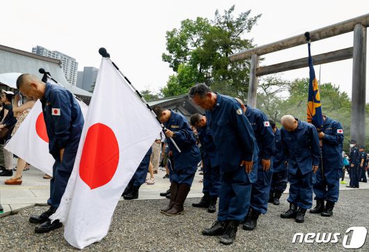 15일 일본이 패전일을 맞이한 가운데, 우익 단체들이 도쿄 지요다구의 야스쿠니 신사를 참배했다. 2023.08.15. ⓒ 로이터=뉴스1 ⓒ News1 정윤영 기자