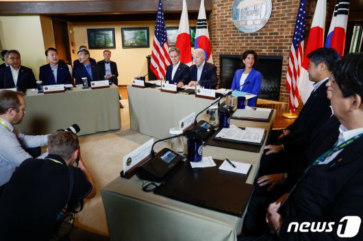 윤석열 대통령과 조 바이든 미국 대통령, 기시다 후미오 일본 총리가 18일(현지시간) 오전 미국 워싱턴DC 인근 대통령 별장인 캠프 데이비드(Camp David) 내 로렐 로지(Laurel Lodge)에서 한미일 정상회의를 개최하고 있다. ⓒ 로이터=뉴스1 ⓒ News1 정지형 기자