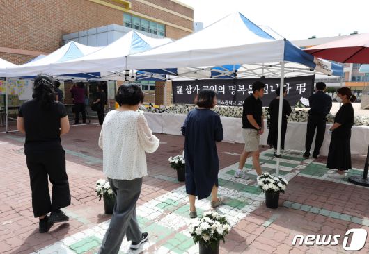 3일 서울 양천구의 한 초등학교에 마련된 교사 A씨의 추모공간을 찾은 시민들이 고인을 추모하고 있다. 올해로 14년차 교사인 A씨는 지난달 31일 경기 고양시의 한 아파트에서 극단적 선택으로 숨졌다. 2023.9.3/뉴스1 ⓒ News1 신웅수 기자
