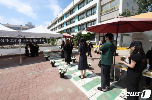 3일 서울 양천구의 한 초등학교에 마련된 교사 A씨의 추모공간을 찾은 시민들이 고인을 추모하고 있다. 올해로 14년차 교사인 A씨는 지난달 31일 경기 고양시의 한 아파트에서 극단적 선택으로 숨졌다. 2023.9.3/뉴스1 ⓒ News1 신웅수 기자
