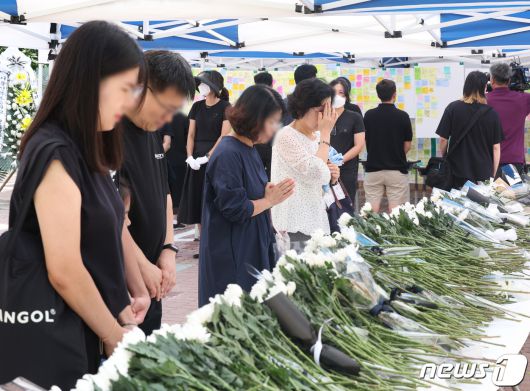 3일 서울 양천구의 한 초등학교에 마련된 교사 A씨의 추모공간을 찾은 시민들이 고인을 추모하고 있다. 올해로 14년차 교사인 A씨는 지난달 31일 경기 고양시의 한 아파트에서 극단적 선택으로 숨졌다. 2023.9.3/뉴스1 ⓒ News1 신웅수 기자
