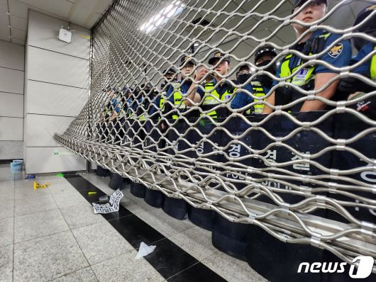 21일 더불어민주당 이재명 대표 체포동의안이 가결되자 지지자들이 국회 진입을 시도했다. 경찰은 지하철 9호선 국회의사당역 1번·6번 출구를 폐쇄했다. 경찰과 서울메트로 9호선은 이날 오후 국회 정문 인근 국회의사당역 1번·6번 출구에 경찰관 등 인력을 배치해 국회 방향 진출을 차단하고 있다. 2023.9.21/뉴스1 ⓒ News1 한병찬 기자