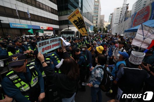 이재명 더불어민주당 대표 체포동의안이 가결된 21일 오후 서울 여의도 더불어민주당사 앞에서 이 대표 지지자들이 경찰과 대치하고 있다. 2023.9.21/뉴스1. ⓒ News1 황기선 기자