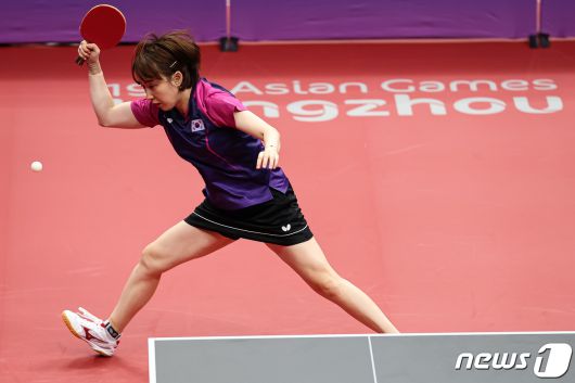 서효원이 22일 중국 항저우 공슈 캐널 스포츠 파크 체육관에서 열린 2022 항저우 아시안게임 탁구 여자 단체전 조별리그 D조 2차전 대한민국과 태국의 경기에서 상대 공격을 받아내고 있다. 2023.9.22/뉴스1 ⓒ News1 유승관 기자