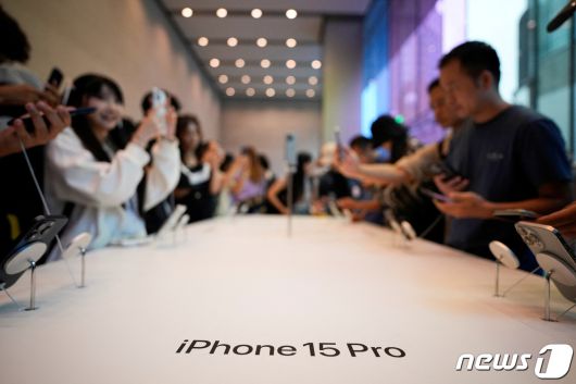 위의 장면을 넓게 잡은 모습.  ⓒ 로이터=뉴스1 ⓒ News1 박형기 기자