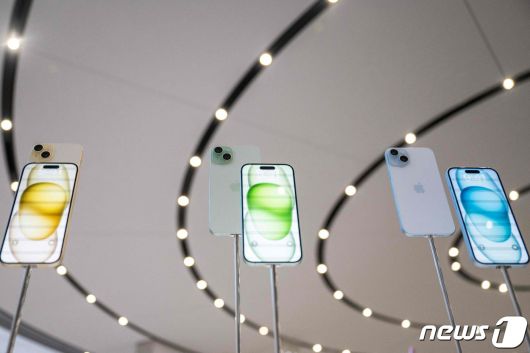 매장에 전시된 아이폰15 시리즈. ⓒ AFP=뉴스1 ⓒ News1 홍유진 기자