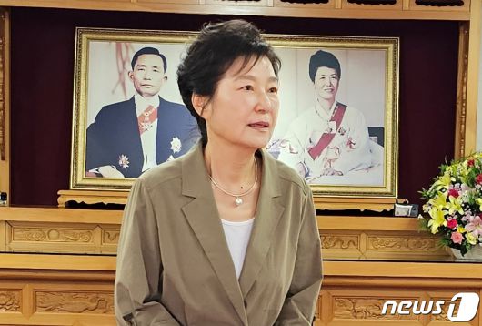 박근혜 전 대통령이 15일 경북 구미시 상모동 박정희 전 대통령 생가를 찾아 추모관에서 참배한 뒤 생각에 잠겨 있다. 2023.08.15/뉴스1 ⓒ News1 정우용 기자