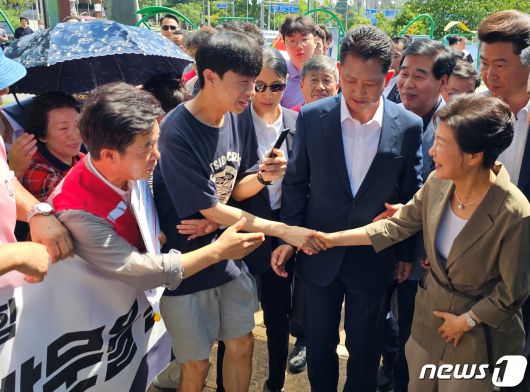 박근혜 전 대통령이 15일 경북 구미시 상모동 박정희 전 대통령 생가를 찾아 시민들과 인사나누고 있다. 2023.8.15/뉴스1 ⓒ News1 정우용 기자