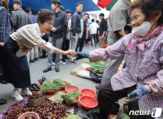 박근혜 전 대통령이 25일 오전 대구 달성군 현풍시장을 찾아 장을 보고 있다. 2023.9.25/뉴스1 ⓒ News1 공정식 기자