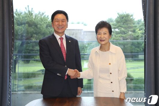 김기현 국민의힘 대표와 박근혜 전 대통령이 13일 대구 달성군 유가읍 박 전 대통령 사저에서 악수를 나누고 있다. (국민의힘 제공) 2023.9.13/뉴스1 ⓒ News1 황기선 기자