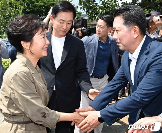 박근혜 전 대통령이 15일 경북 구미시 상모동 박정희 전 대통령 생가를 찾아 김장호 구미시장과 악수를 나누고 있다. 2023.8.15/뉴스1 ⓒ News1 정우용 기자