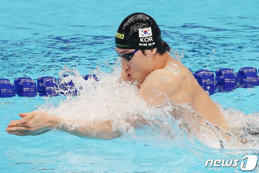 26일 오후 중국 항저우 올림픽 스포츠센터 수영장에서 열린 2022 항저우 아시안게임 남자 400ｍ 혼계영 결승전에서 대한민국 최동열이 역영을 펼치고 있다. 대한민국 남자 400ｍ 혼계영 대표팀은 이날 2위를 차지해 은메달을 목에 걸었다. 2023.9.26/뉴스1 ⓒ News1 민경석 기자