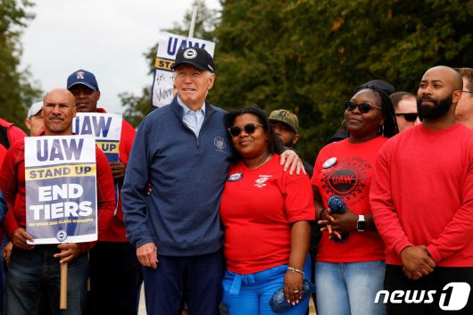 바이든 대통령이 조합원들과 기념촬영하는 모습. 2023.9.27. ⓒ 로이터=뉴스1 ⓒ News1 김기성 기자