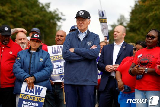 바이든 대통령이 연설을 한 뒤 집회를 지켜보고 있다. 2023.9.27. ⓒ 로이터=뉴스1 ⓒ News1 김기성 기자
