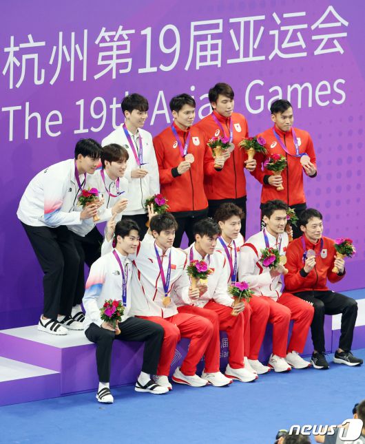26일 오후 중국 항저우 올림픽 스포츠센터 수영장에서 열린 2022 항저우 아시안게임 남자 400ｍ 혼계영 결승전에서 각각 1·2·3위를 차지한 중국·한국·일본 선수들이 메달을 목에 걸고 기념촬영을 하고 있다. 대한민국 남자 400ｍ 혼계영 대표팀은 이날 2위를 차지해 은메달을 목에 걸었다. 2023.9.26/뉴스1 ⓒ News1 민경석 기자