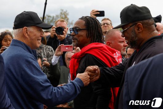 바이든 대통령이 파업 집회에서 조합원들과 주먹인사를 나누고 있다. 2023.9.27. ⓒ 로이터=뉴스1 ⓒ News1 김기성 기자