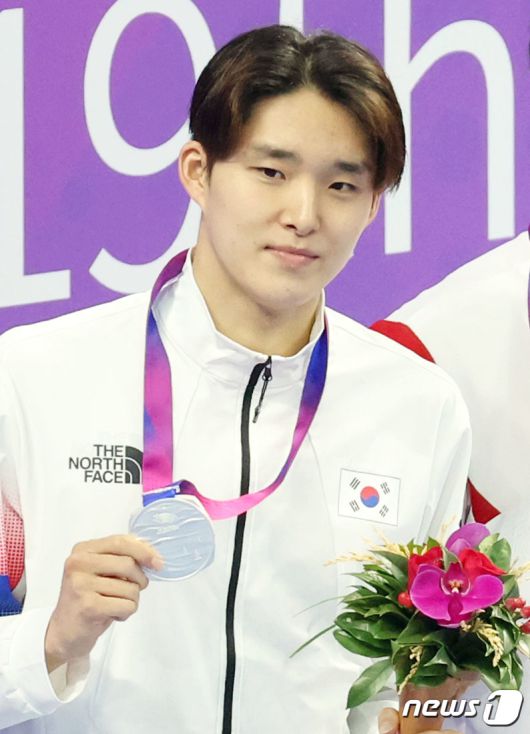 26일 오후 중국 항저우 올림픽 스포츠센터 수영장에서 열린 2022 항저우 아시안게임 남자 자유형 1,500ｍ 결승전에서 김우민이 2위를 차지해 은메달을 목에 걸은 뒤 기념촬영을 하고 있다. 2023.9.26/뉴스1 ⓒ News1 민경석 기자
