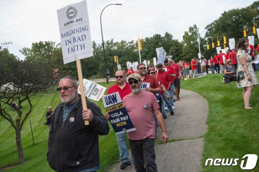 지난 20일 미국 미시간주 오번 힐스에 있는 스텔란티스 본사 앞에서 전미자동차노동조합 조합원들이 피켓 시위를 벌이고 있다. 2023.09.20/ ⓒ AFP=뉴스1 ⓒ News1 장성희 기자