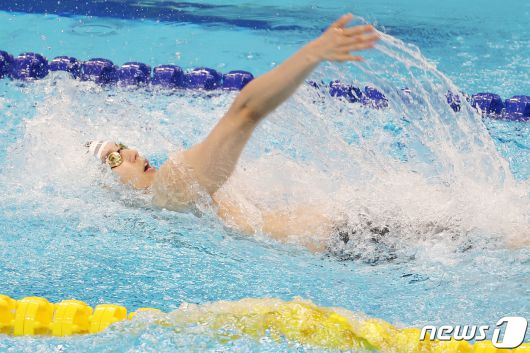 26일 오후 중국 항저우 올림픽 스포츠센터 수영장에서 열린 2022 항저우 아시안게임 남자 400ｍ 혼계영 결승전에서 대한민국 이주호가 역영을 펼치고 있다. 대한민국 남자 400ｍ 혼계영 대표팀은 이날 2위를 차지해 은메달을 목에 걸었다. 2023.9.26/뉴스1 ⓒ News1 민경석 기자