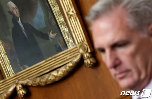 케빈 매카시 미국 하원의장이 29일(현지시간) 미 워싱턴DC 의사당에서 연방정부의 셧다운 임박에 대한 언론 브리핑을 하던 중 조지 워싱턴 초대 대통령의 그림 앞에서 멈칫하고 있다. 2023.09.29. ⓒ 로이터=뉴스1 ⓒ News1 김현 특파원