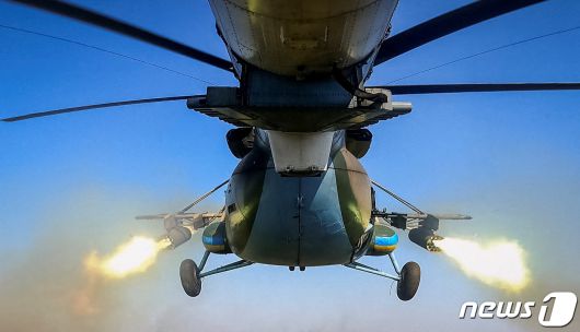 29일(현지시간) 우크라이나 동부 지역에서 Mi-8 헬기가 러시아 군을 향해 미사일을 발사하고 있다. 2023.10.2 ⓒ 로이터=뉴스1 ⓒ News1 우동명 기자