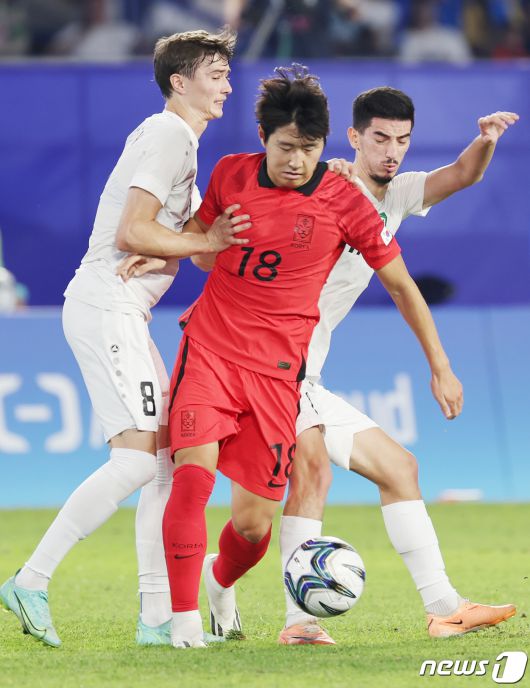 4일 오후 중국 항저우 황룽 스포츠센터 스타디움에서 열린 2022 항저우 아시안게임 남자 축구 대한민국과 우즈베키스탄의 4강전에서 대한민국 이강인이 상대 수비로부터 집중견데 당하고 있다. 2023.10.4/뉴스1 ⓒ News1 민경석 기자