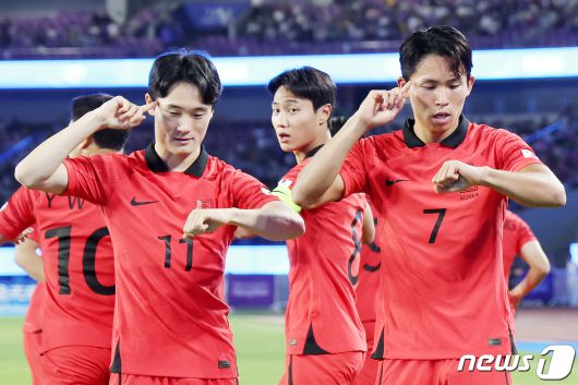 정우영이 4일 오후 중국 항저우 황룽 스포츠센터 스타디움에서 열린 2022 항저우 아시안게임 남자 축구 대한민국과 우즈베키스탄의 4강전에서 첫 골을 넣은 뒤 엄원상과 세리머니를 하고 있다. 2023.10.4/뉴스1 ⓒ News1 민경석 기자