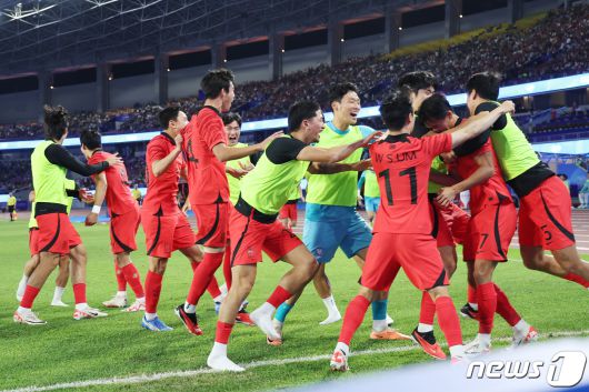 정우영이 4일 오후 중국 항저우 황룽 스포츠센터 스타디움에서 열린 2022 항저우 아시안게임 남자 축구 대한민국과 우즈베키스탄의 4강전에서 첫 골을 넣은 뒤 동료들과 기뻐하고 있다. 2023.10.4/뉴스1 ⓒ News1 민경석 기자