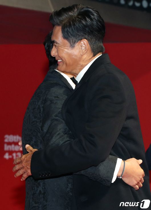 홍콩 배우 주윤발(오른쪽)이 4일 오후 부산 해운대구 영화의전당에서 열린 ‘제28회 부산국제영화제’(BIFF) 개막식 레드카펫 행사에서 송강호와 포옹하고 있다. ⓒ News1 권현진 기자