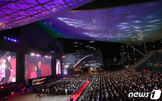 홍콩계의 대부 주윤발이 4일 오후 부산 해운대구 영화의전당에서 열린 ‘제28회 부산국제영화제’(BIFF) 개막식에서 레드카펫을 밟고 있다. ⓒ News1 권현진 기자
