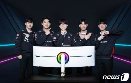 오디세이 네오 G9(57형)과 T1 선수단. 왼쪽부터 케리아, 구마유시, 페이커, 오너, 제우스. (삼성전자 뉴스룸 제공)