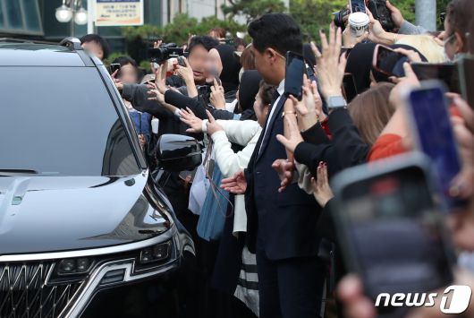 방탄소년단 정국이 13일 오전 서울 여의도 KBS 신관에서 진행된 '뮤직뱅크' 녹화를 마친뒤 퇴근을 하고 있다. 2023.10.13/뉴스1 ⓒ News1 권현진 기자