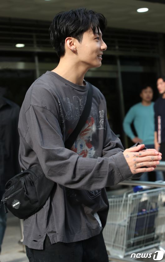 그룹 방탄소년단(BTS) 정국이 13일 오전 서울 여의도 KBS 신관에서 진행된 '뮤직뱅크' 리허설을 마친 뒤 인사를 하고 있다. ⓒ News1 권현진 기자