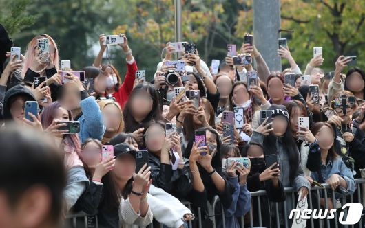 방탄소년단 정국이 13일 오전 서울 여의도 KBS 신관에서 진행된 '뮤직뱅크' 녹화를 마친뒤 퇴근을 하고 있다. 2023.10.13/뉴스1 ⓒ News1 권현진 기자