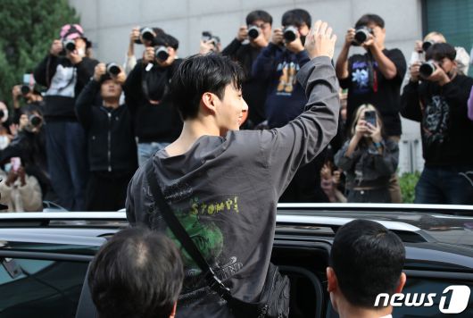 그룹 방탄소년단(BTS) 정국이 13일 오전 서울 여의도 KBS 신관에서 진행된 '뮤직뱅크' 녹화를 마친 뒤 환호하는 팬에게 인사를 하고 있다. ⓒ News1 권현진 기자