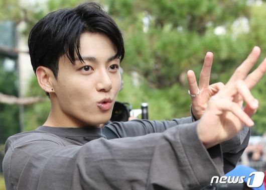 그룹 방탄소년단(BTS) 정국이 13일 오전 서울 여의도 KBS 신관에서 진행된 '뮤직뱅크' 녹화를 마친 뒤 기다려준 팬에게 브이를 그리고 있다. ⓒ News1 권현진 기자