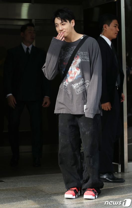 그룹 방탄소년단(BTS) 정국이 13일 오전 서울 여의도 KBS 신관에서 진행된 '뮤직뱅크' 녹화를 마친 뒤  손 키스를 하고 있다.ⓒ News1 권현진 기자