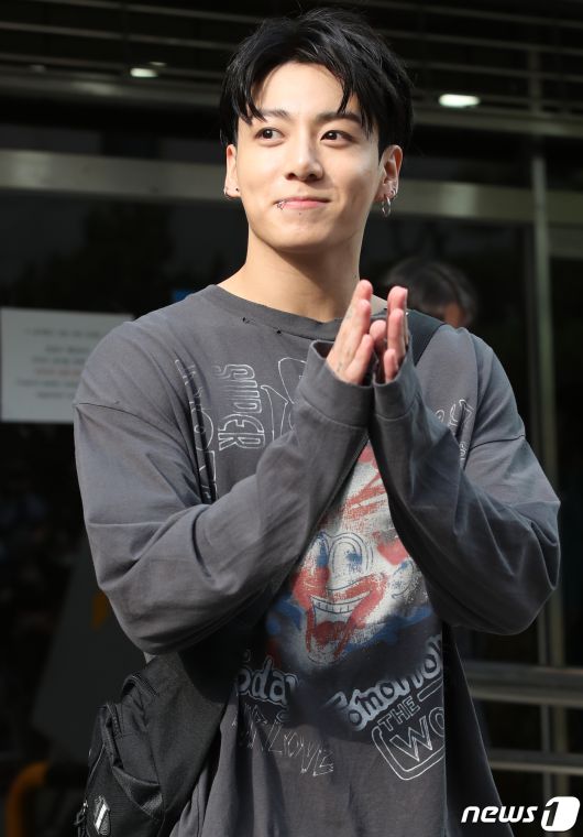 그룹 방탄소년단(BTS) 정국이 13일 오전 서울 여의도 KBS 신관에서 진행된 '뮤직뱅크' 녹화를 마친 뒤 옅은 미소를 짓고 있다. ⓒ News1 권현진 기자