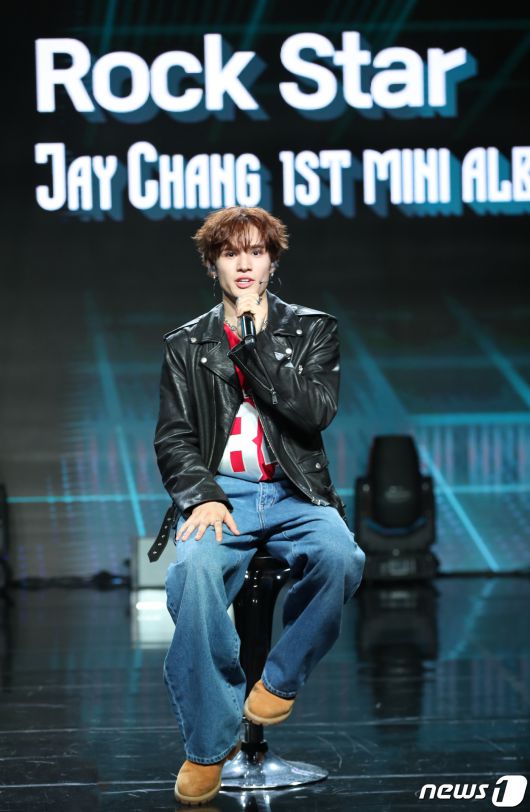 가수 제이창이 17일 서울 강남구 일지아트홀에서 가진 첫 번째 미니앨범 '레이트 나잇'(Late Night) 발매 쇼케이스에서 타이틀 곡 '록스타'(Rockstar)를 설명하고 있다. 2023.10.17/뉴스1 ⓒ News1 권현진 기자