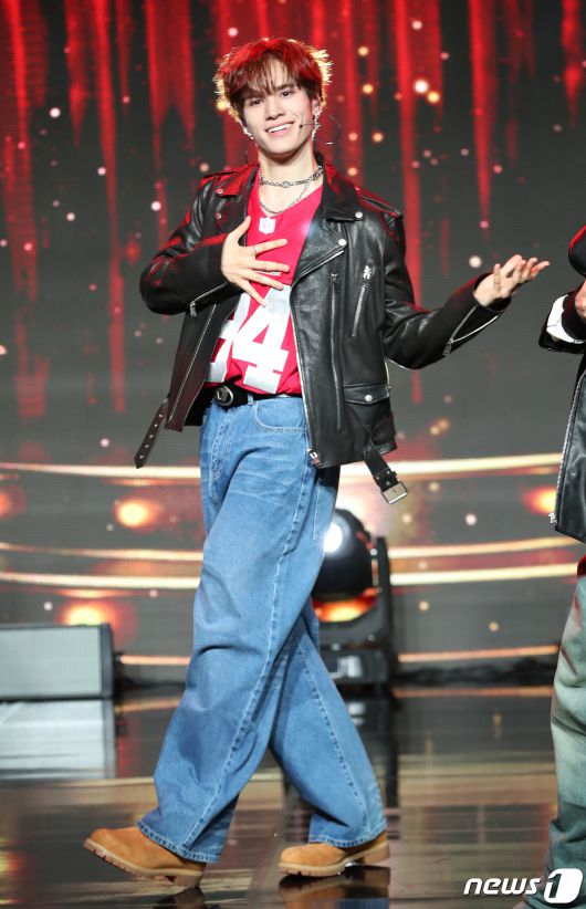 가수 제이창이 17일 서울 강남구 일지아트홀에서 가진 첫 번째 미니앨범 '레이트 나잇'(Late Night) 발매 쇼케이스에서 타이틀 곡 '록스타'(Rockstar)를 열창하고 있다. 2023.10.17/뉴스1 ⓒ News1 권현진 기자