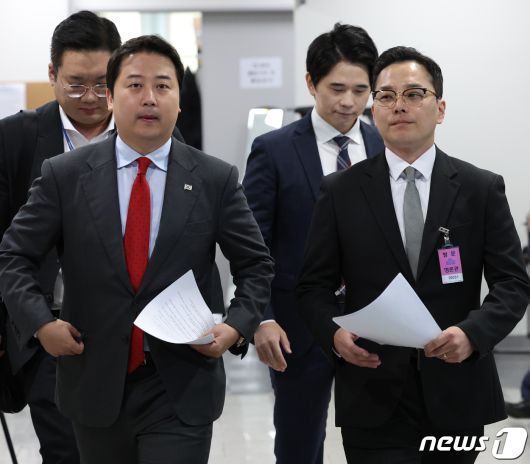 장예찬 국민의힘 최고위원과 '이재명 대표 법카 의혹' 공익제보자 조명현 씨가 18일 서울 여의도 국회 소통관에서 정무위원회 국정감사 증인 채택 취소 규탄 기자회견에 참석하고 있다. 2023.10.18/뉴스1 ⓒ News1 송원영 기자